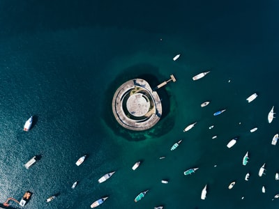 On the surface ships and the structure of the aerial photography during the day
